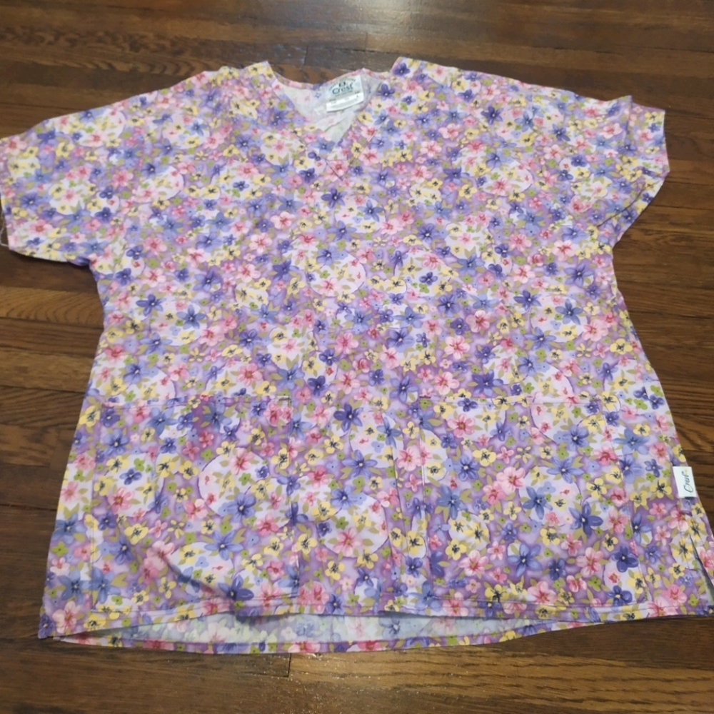 EUC Cotton Crest floral print scrub top
